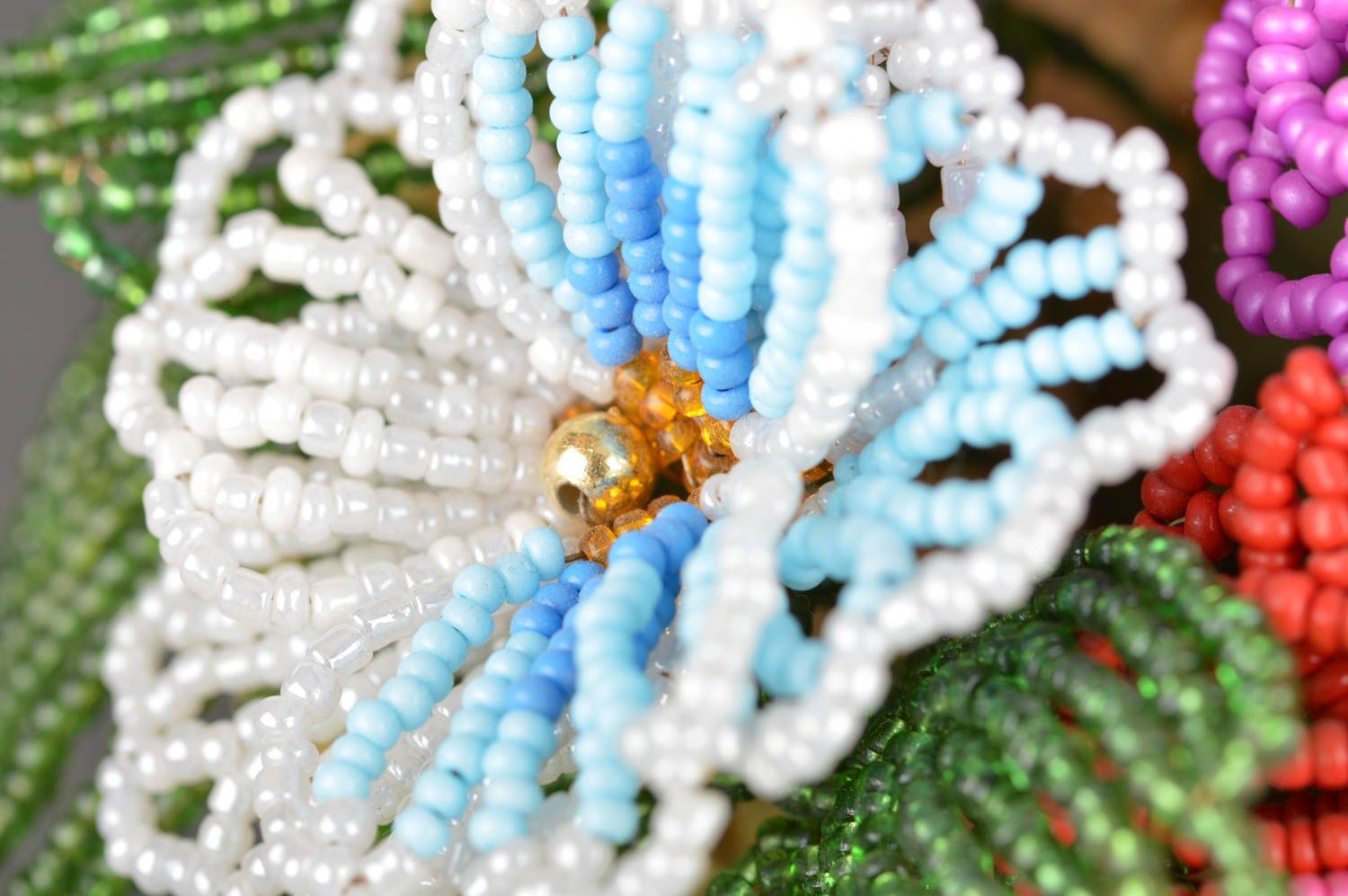 Fleurs en perles de rocaille multicolores faites main dans corbeille en paille photo 4