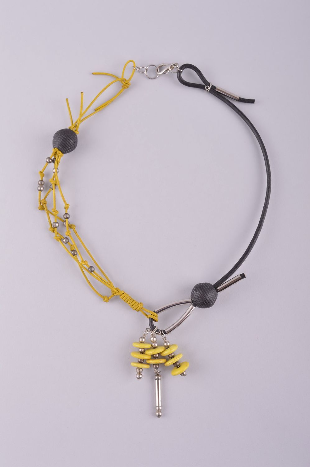 Collier design original Bijou fait main volumineux jaune-noir Accessoire femme photo 2