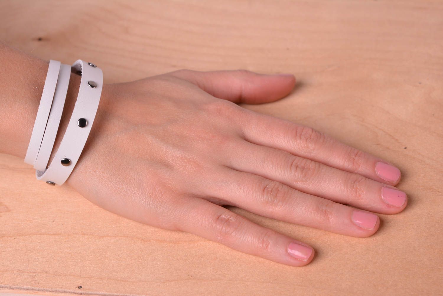 Bracelet cuir Bijou fait main blanc avec boutons-pression Accessoire femme photo 2