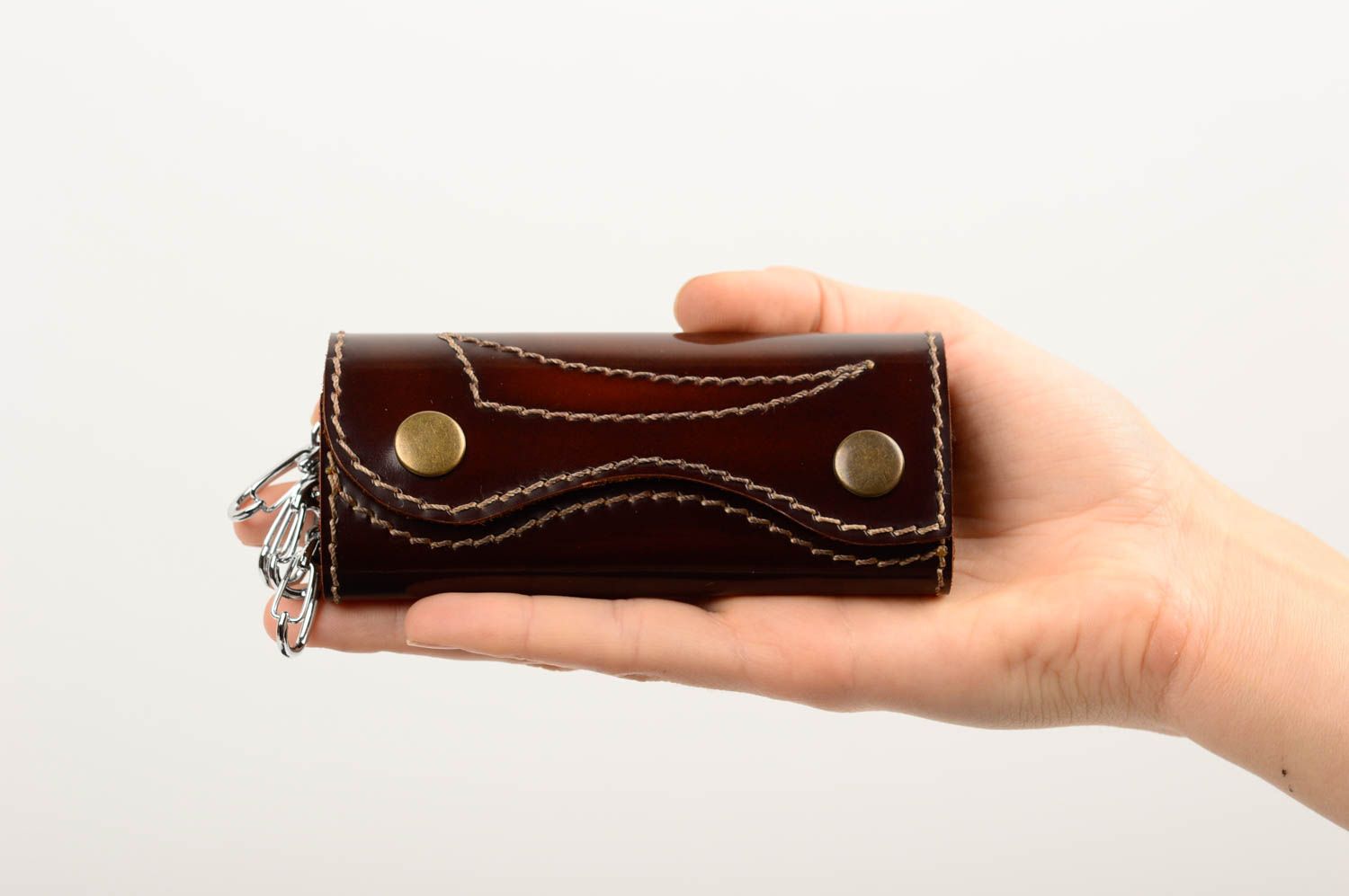 Modernes modisches schönes braunes handgemachtes Schlüsseletui aus Leder foto 5