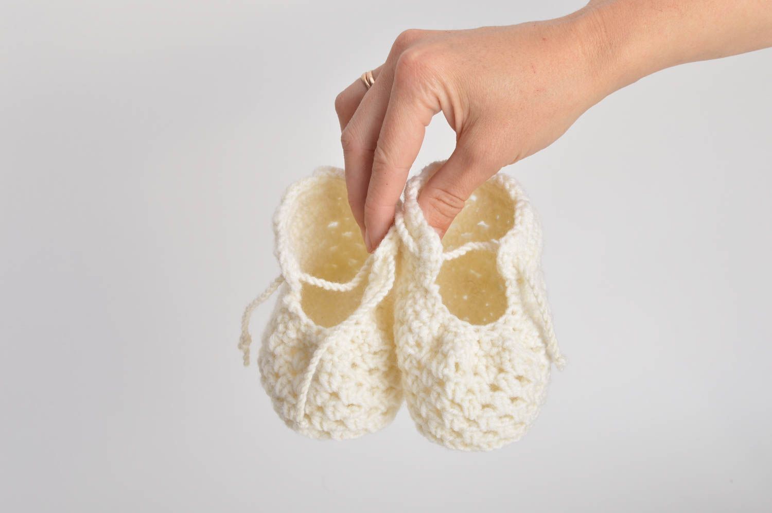 Patucos de bebé tejidos a mano de lana mezclada claros dotados con cordones foto 5
