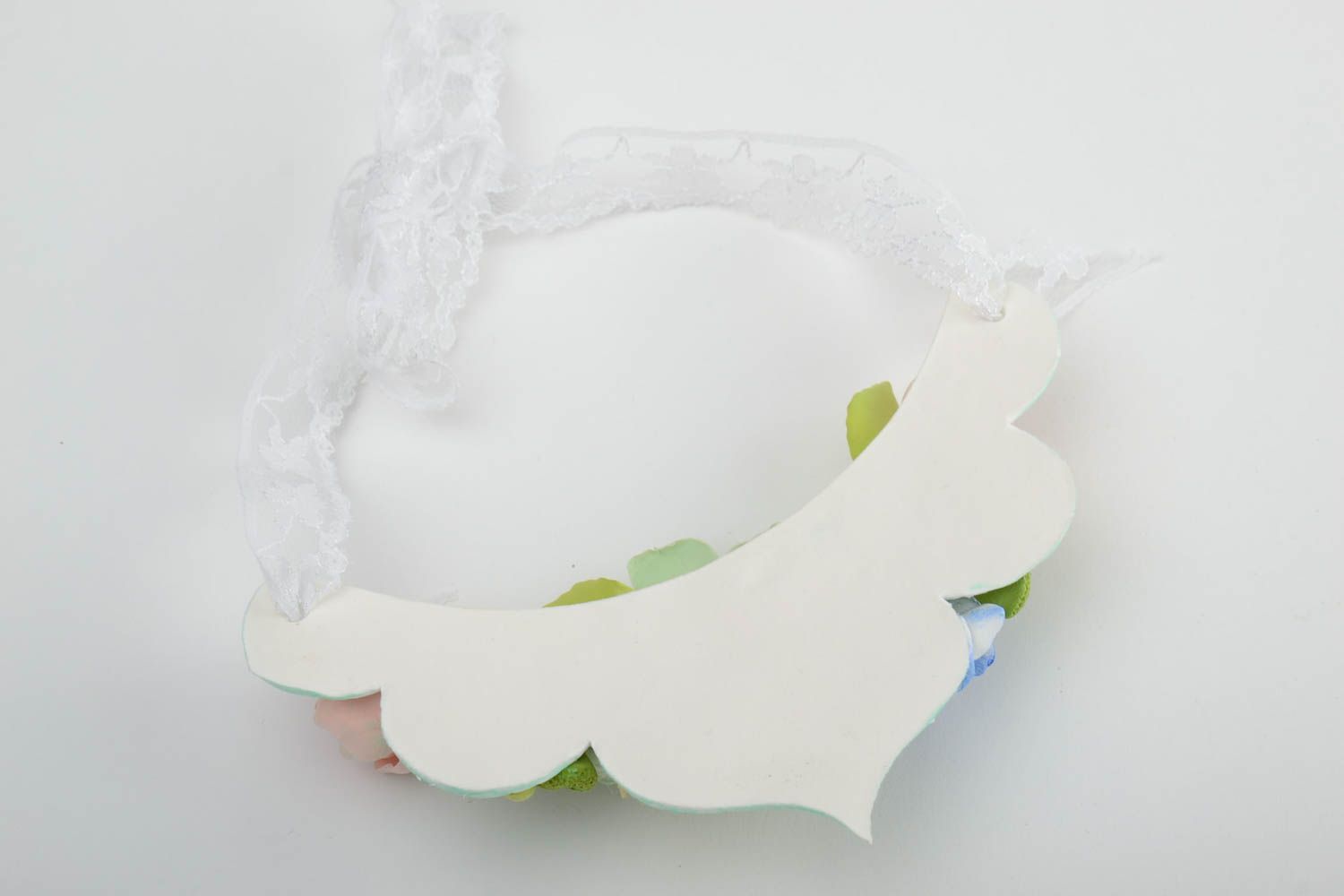 Collar de arcilla polimérica con flores  en cinta hecho a mano foto 5