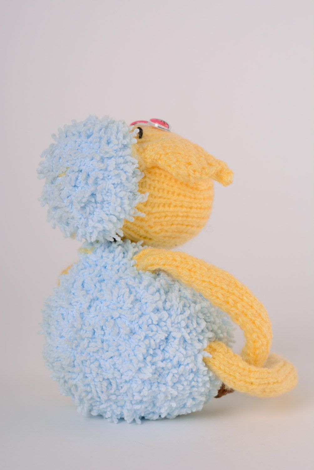 Jouet mou tricoté aux aiguilles Brebis mignonne jaune et bleu fait main photo 3