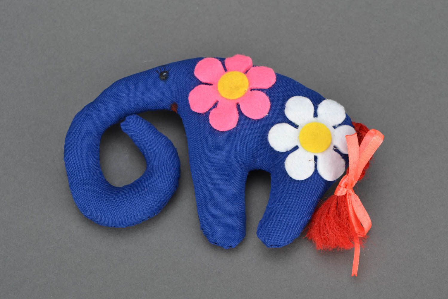 Blaues Kuscheltier aus Baumwolle Blumenelefant foto 3