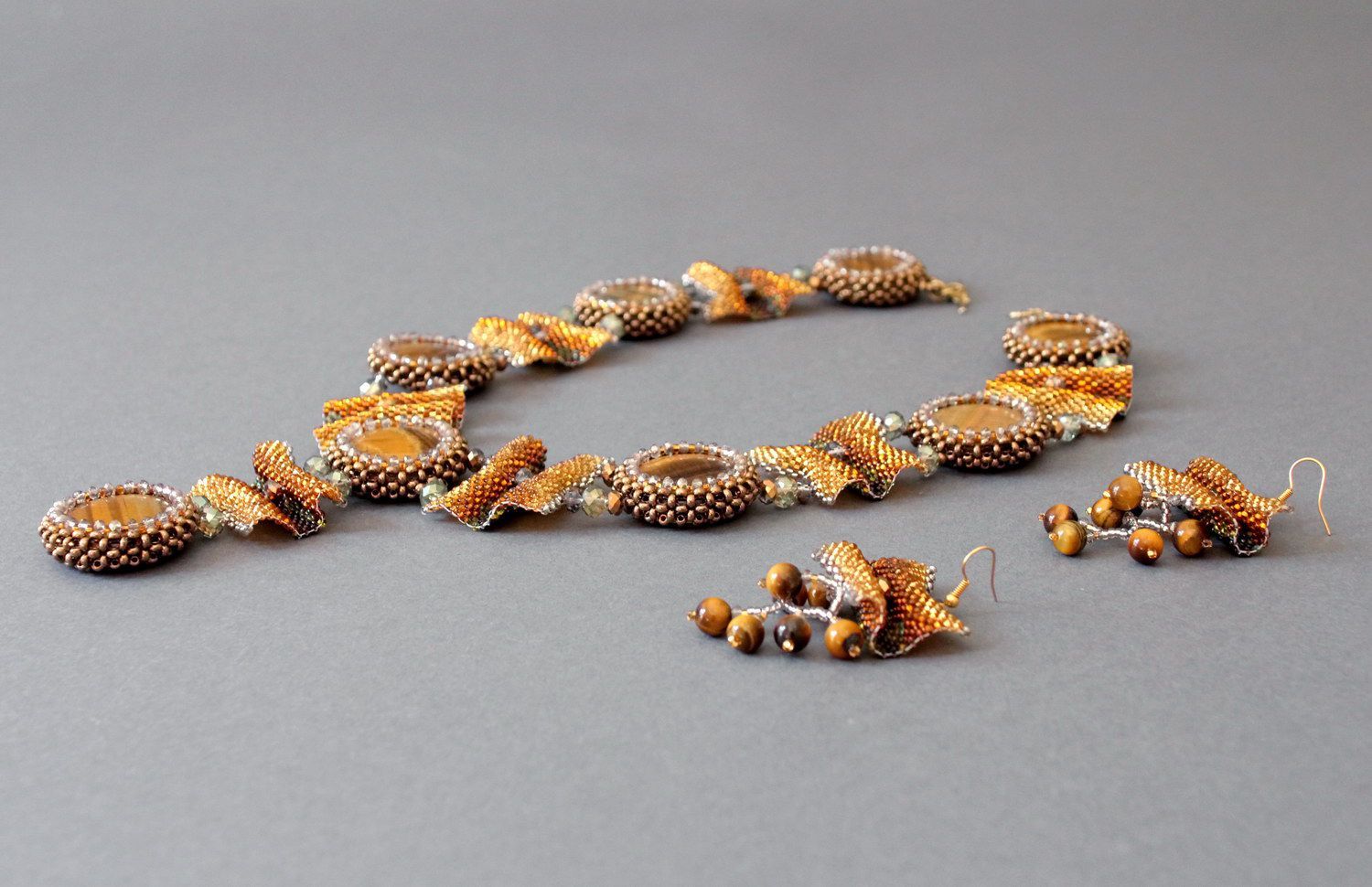 Set de bijoux faits main de grains de verre et perles tchèques, oeil du tigre 'Une Mondaine' photo 3