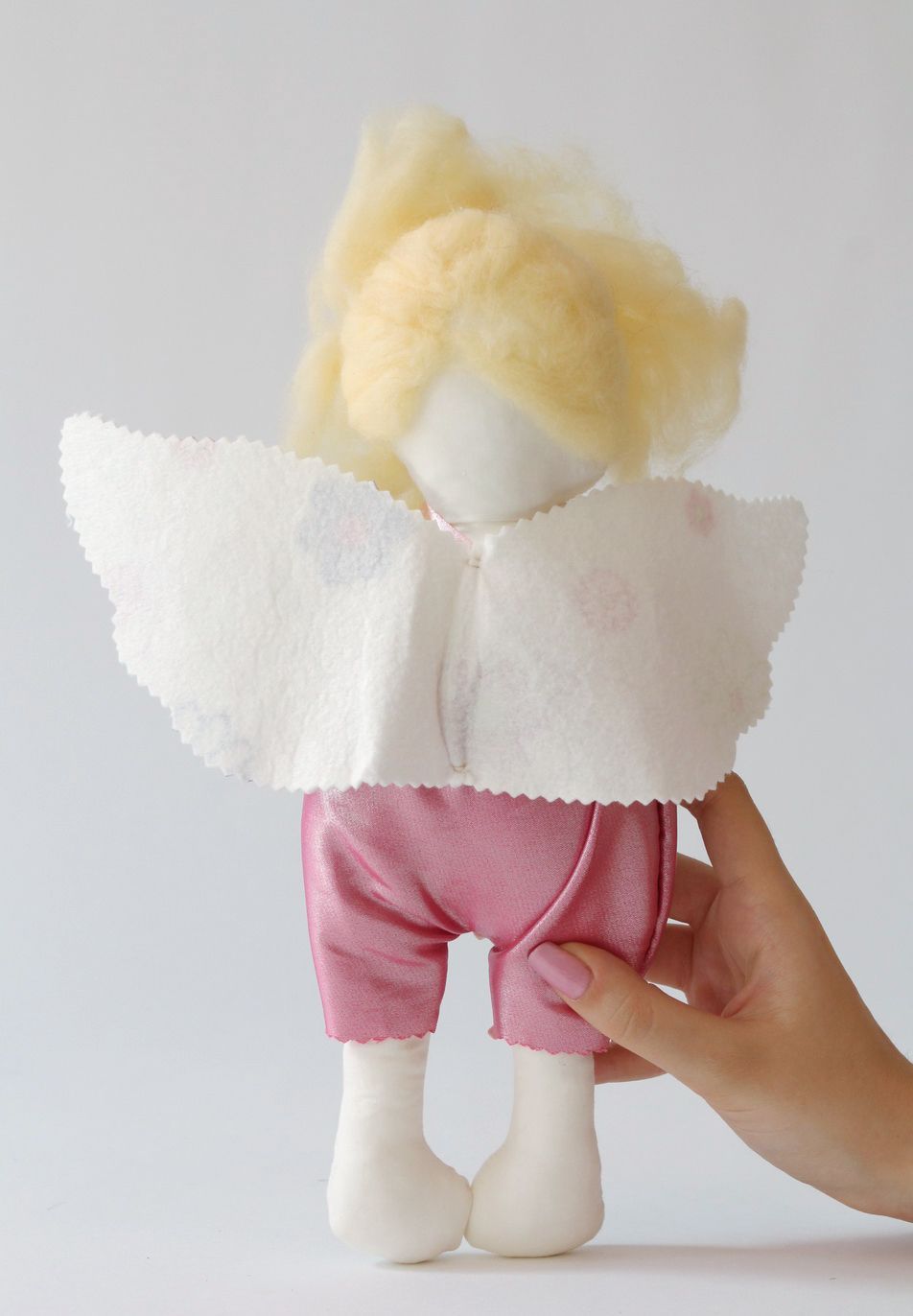 Bambola morbida in cotone fatta a mano pupazzo tessile angelo con cuore bello foto 5