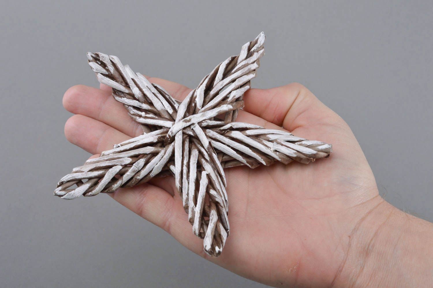 Estrella decorativa de tubitos de papel hecha a mano de cinco puntas hermosa    foto 1