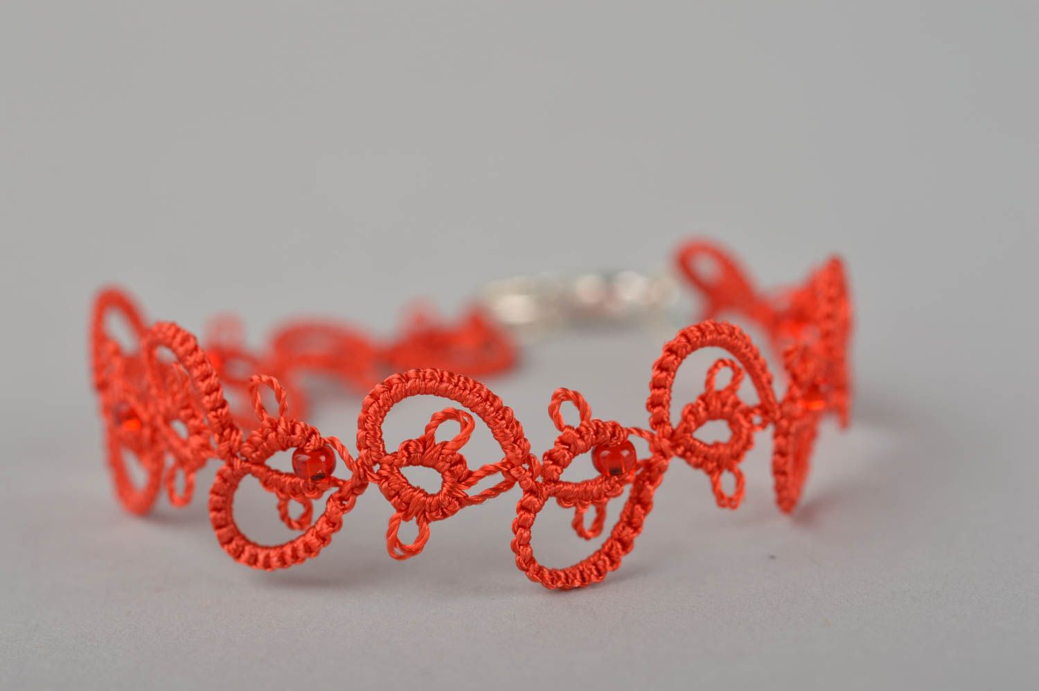 Bracelet textile Bijou fait main technique frivolité Accessoire femme rouge photo 3