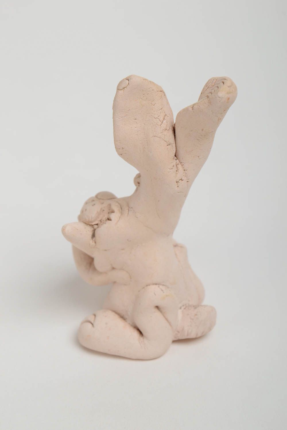 Глиняная статуэтка белая в виде зайчика с морковкой ручной работы для декора фото 3