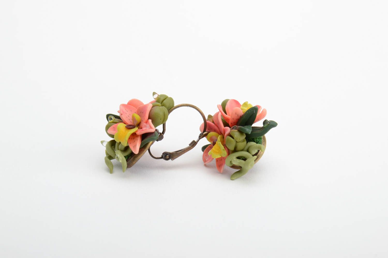 Серьги-цветы из полимерной глиной розовые с зеленым красивые ручной работы фото 4