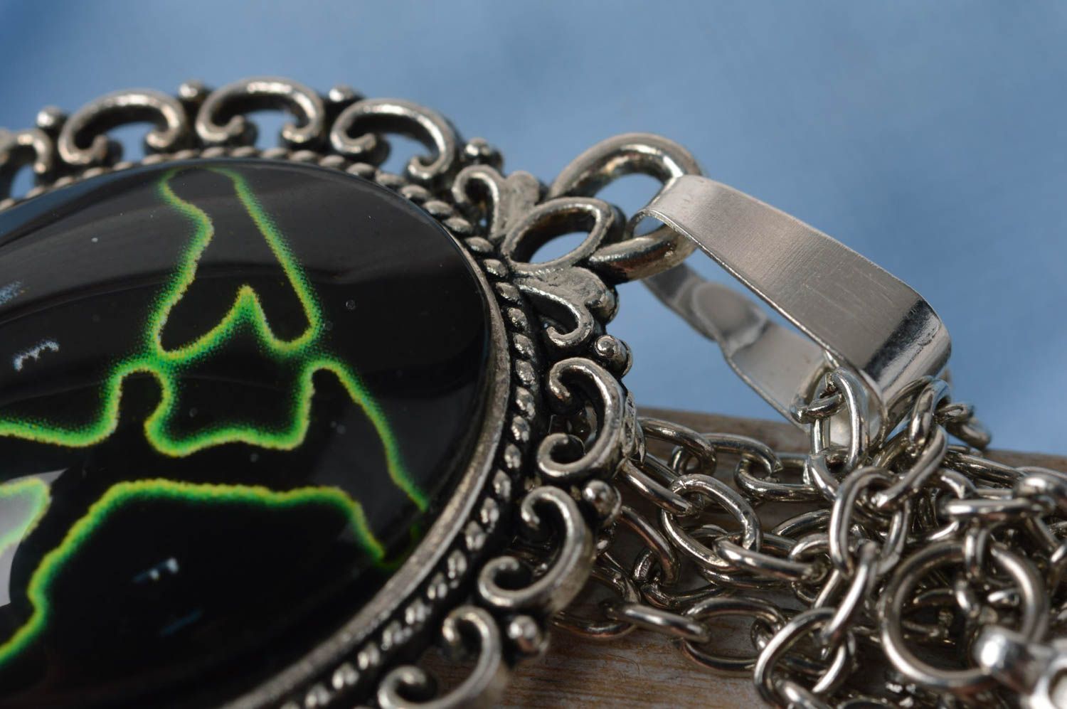 Pendentif en verre et métal ovale noir vert avec chaînette fait main   photo 4