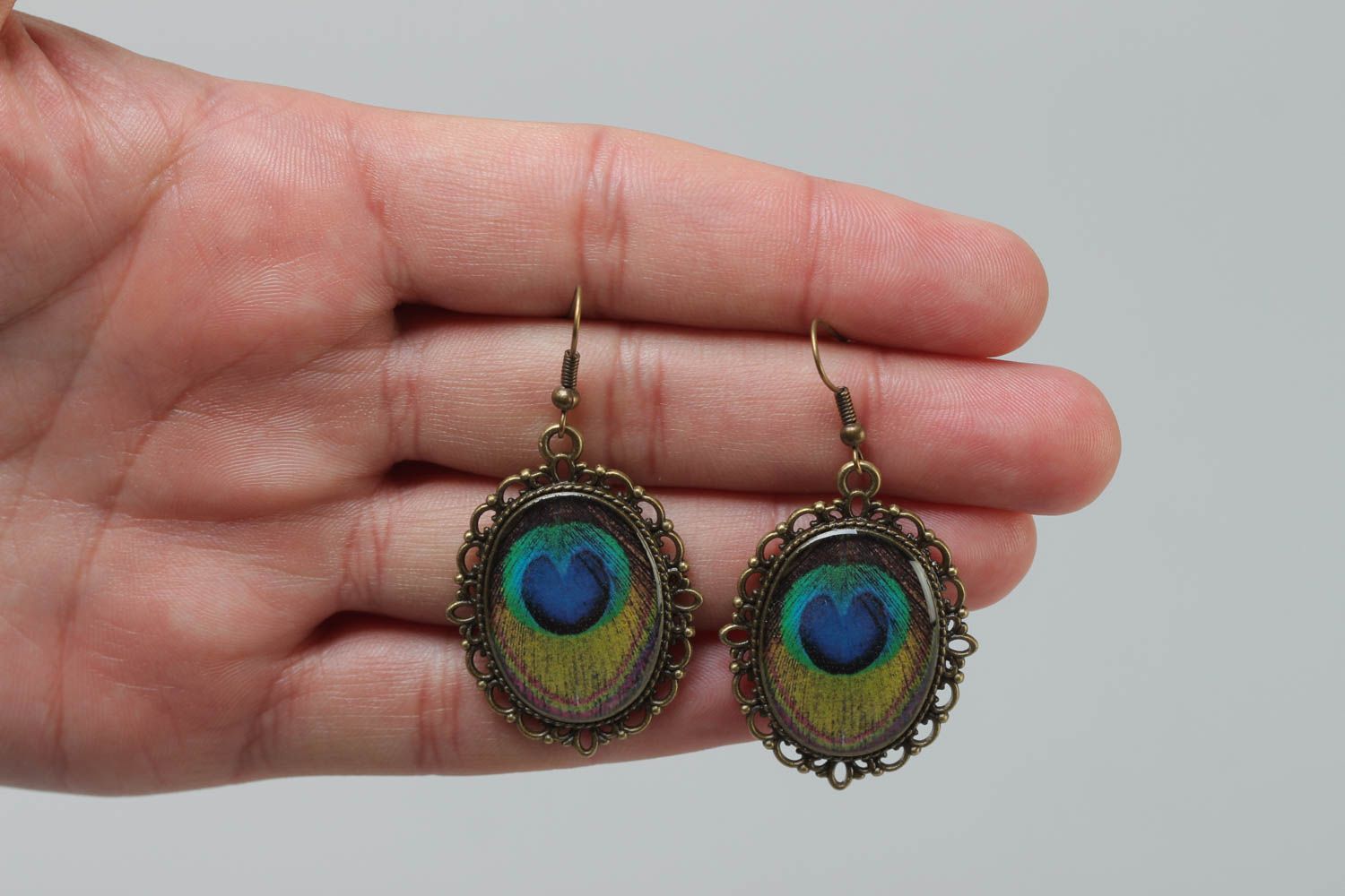 Beautiful handmade vintage oval earrings with peacock feathers drawing  photo 5