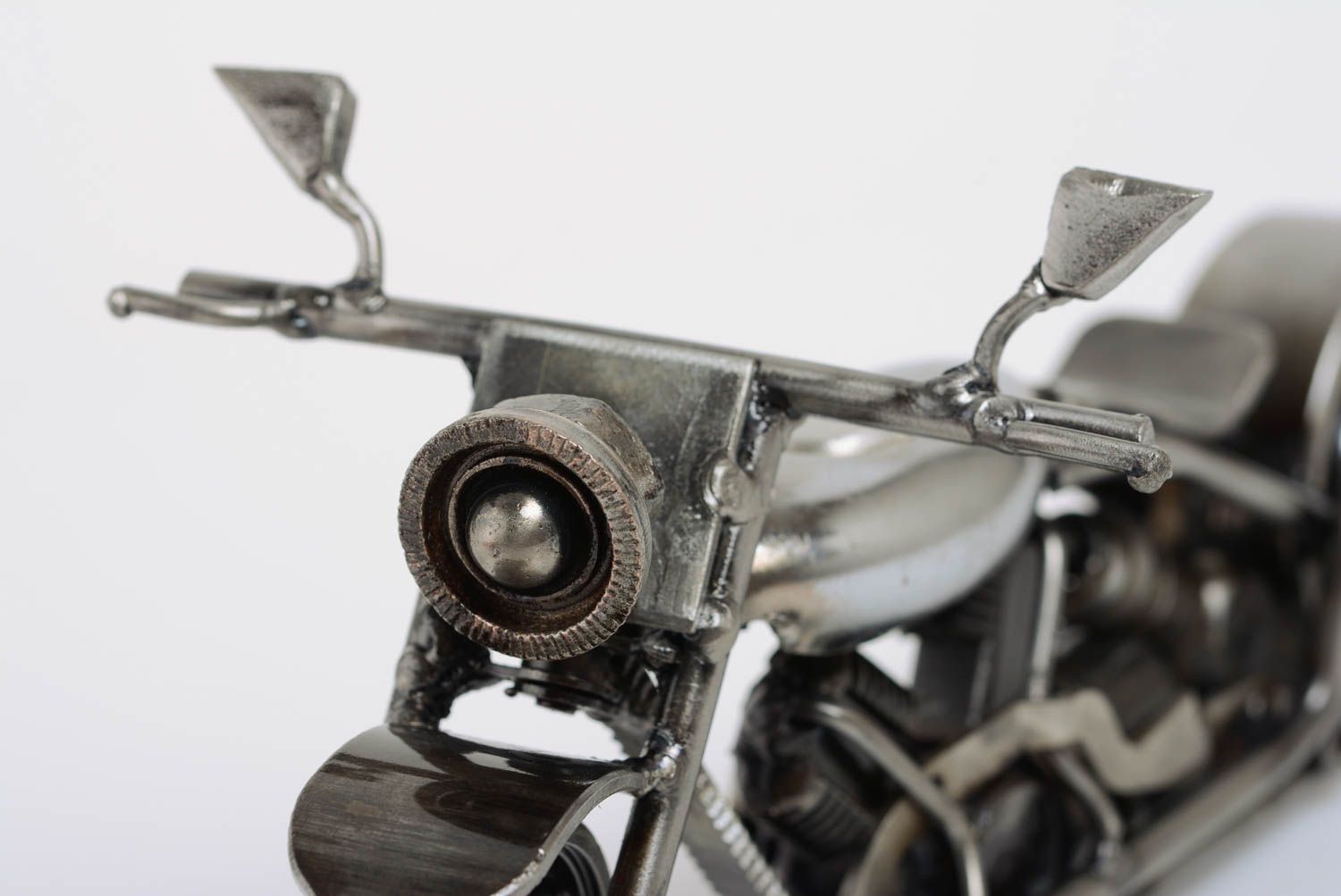 Дизайнерская металлическая статуэтка мотоцикла в стиле техно арт ручной работы фото 2