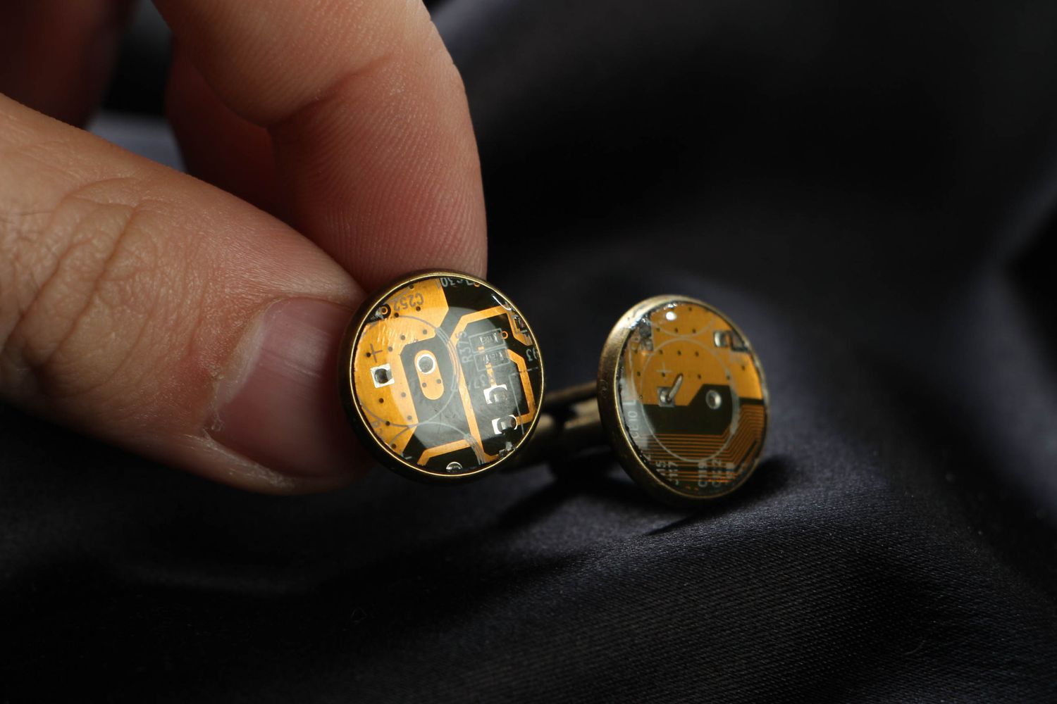 Round cuff links with micro schemes of yellow color photo 3