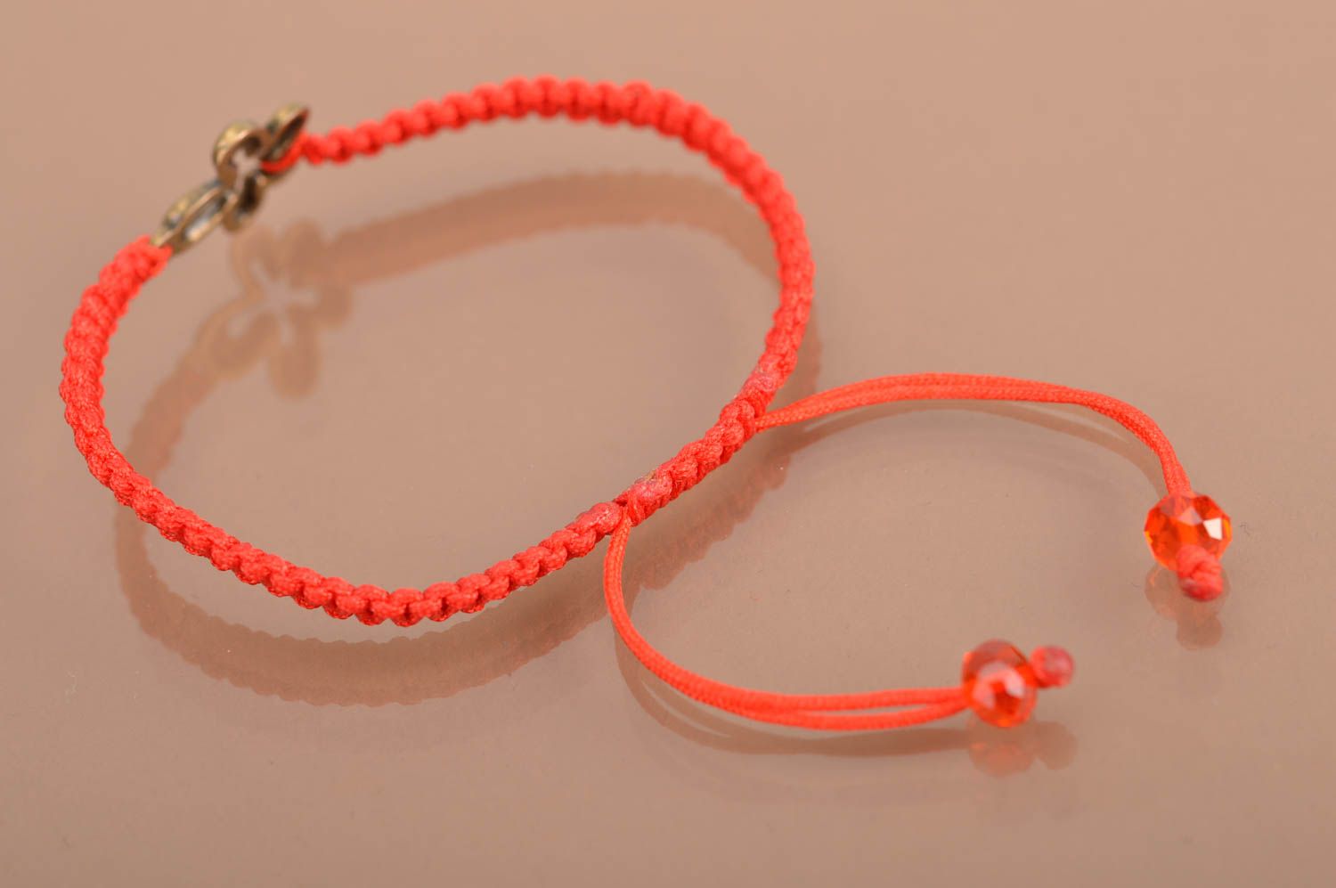 Bracelete vermelho  de fios de seda para o pulso com inserção de metal foto 5