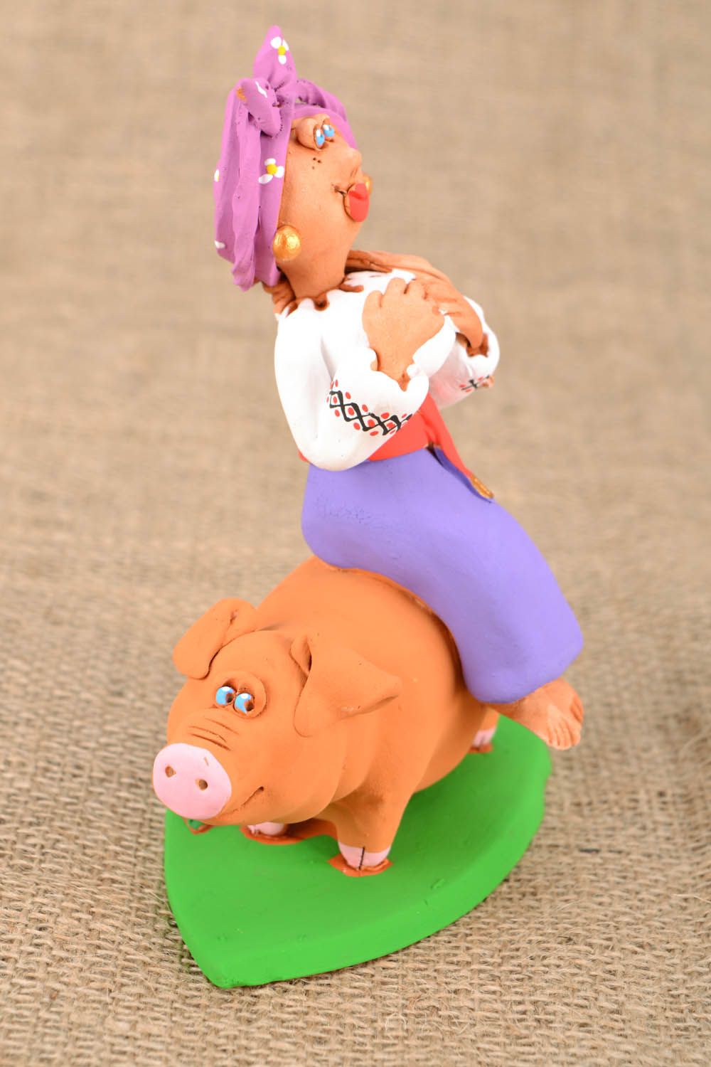 Керамическая статуэтка Казачка на свинье фото 1