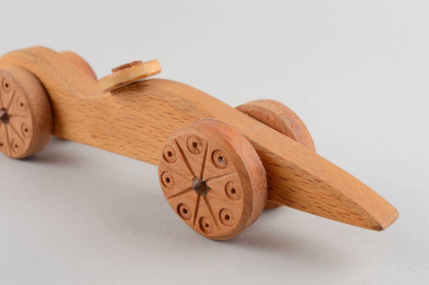 Handmade Ziehspielzeug aus Holz künstlerische Handarbeit für Kinder interessant foto 5