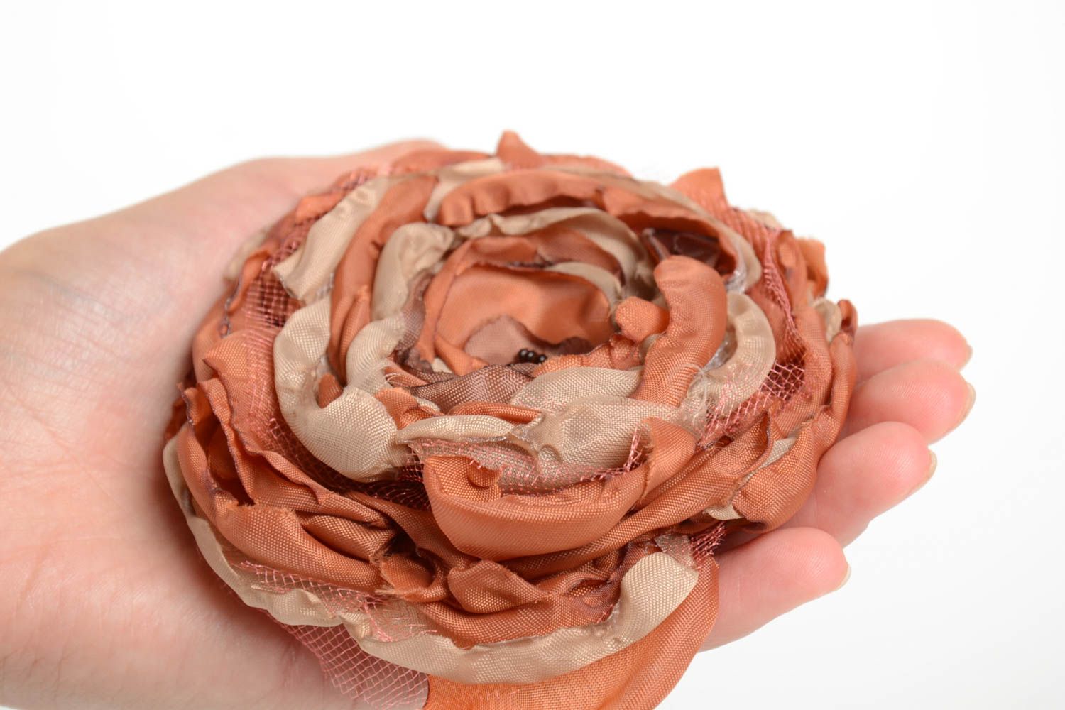 Текстильная брошь из лент в виде пышного коричневого цветка ручной работы фото 5