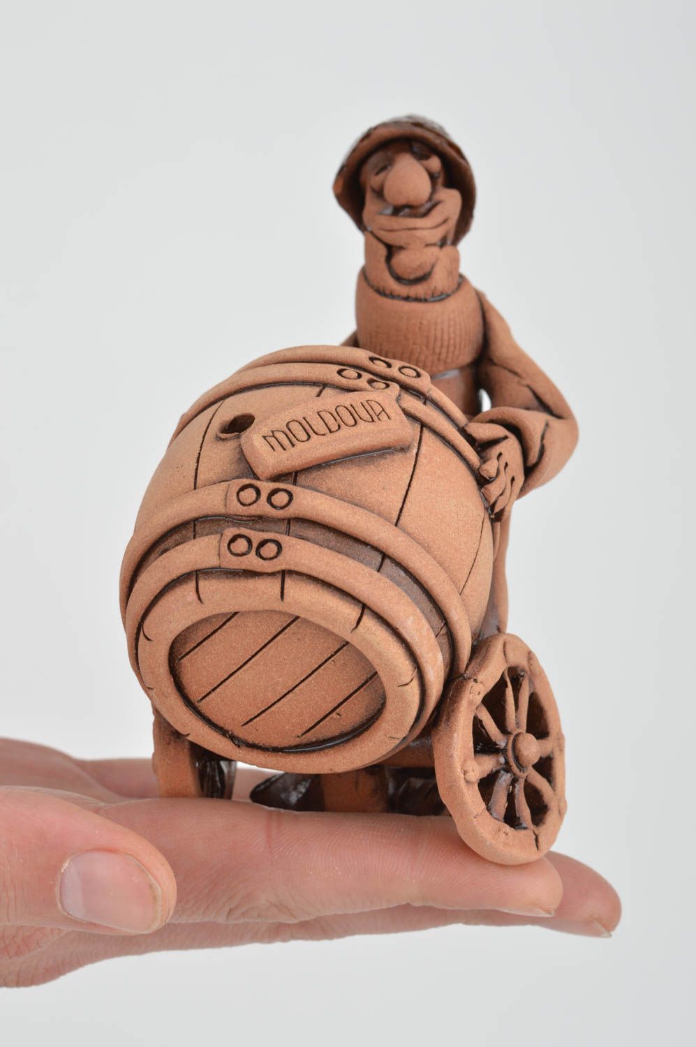 Figura de arcilla artesanal marrón con forma de hombre con barril vinicultor foto 3