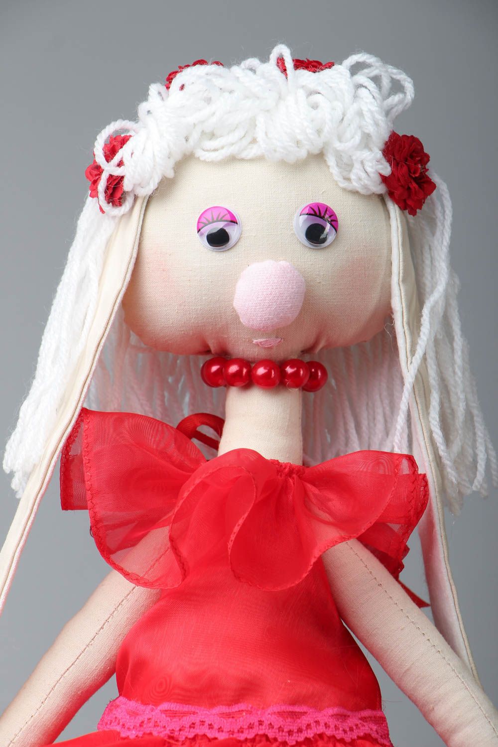 Мягкая кукла из ткани Зайка в красном с маками фото 2