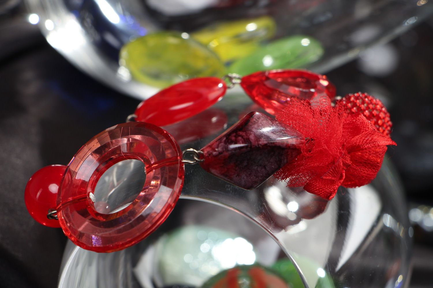 Handgemachtes Rotes Damen Armband aus Plastikperlen foto 4