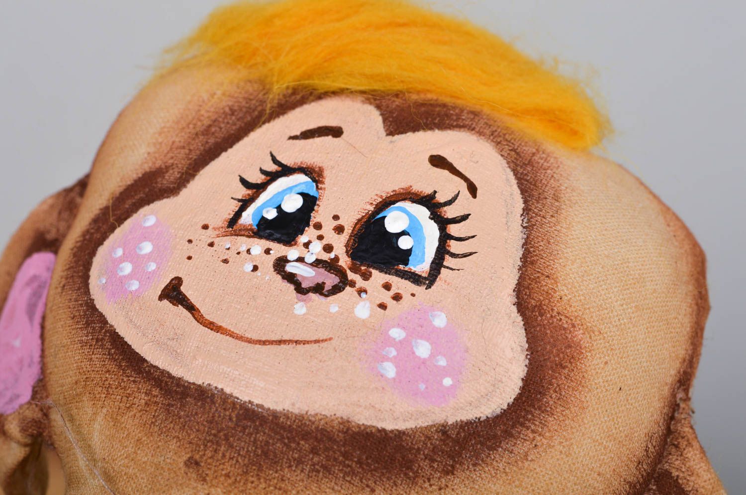 Juguete artesanal vistoso muñeco de peluche pintado regalo original Mono	 foto 2