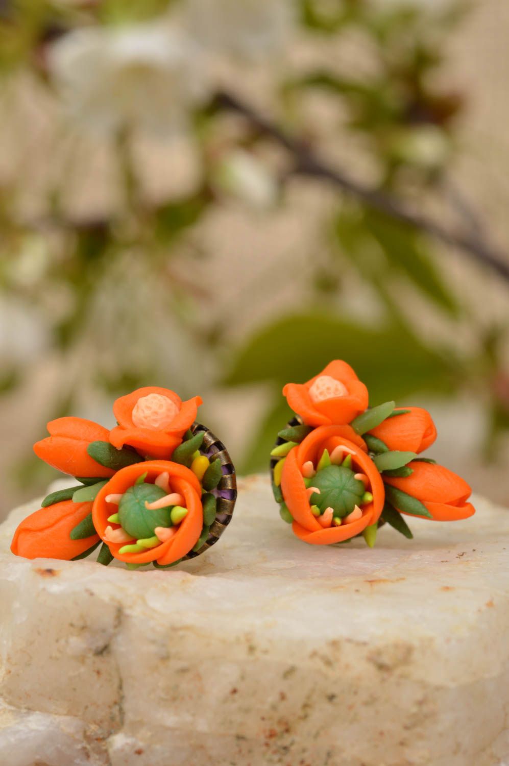 Красивые оранжевые серьги гвоздики с цветами из полимерной глины ручной работы  фото 1