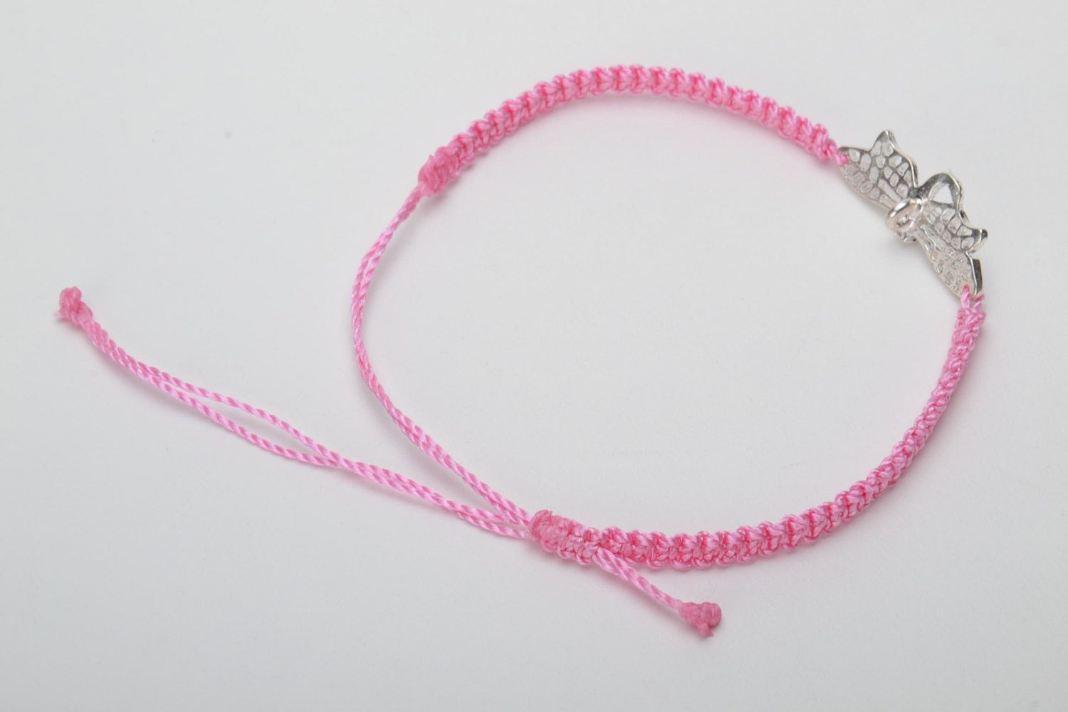 Плетеный браслет на руку из капроновых ниток розовый с бабочкой handmade фото 4
