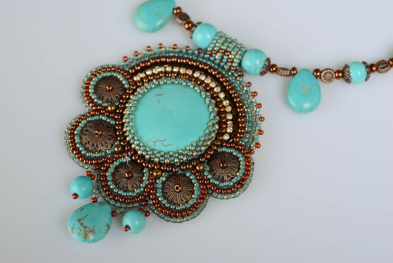 Collier brodé en perles de rocaille et turquénite bleu pendentif rond fait main photo 2
