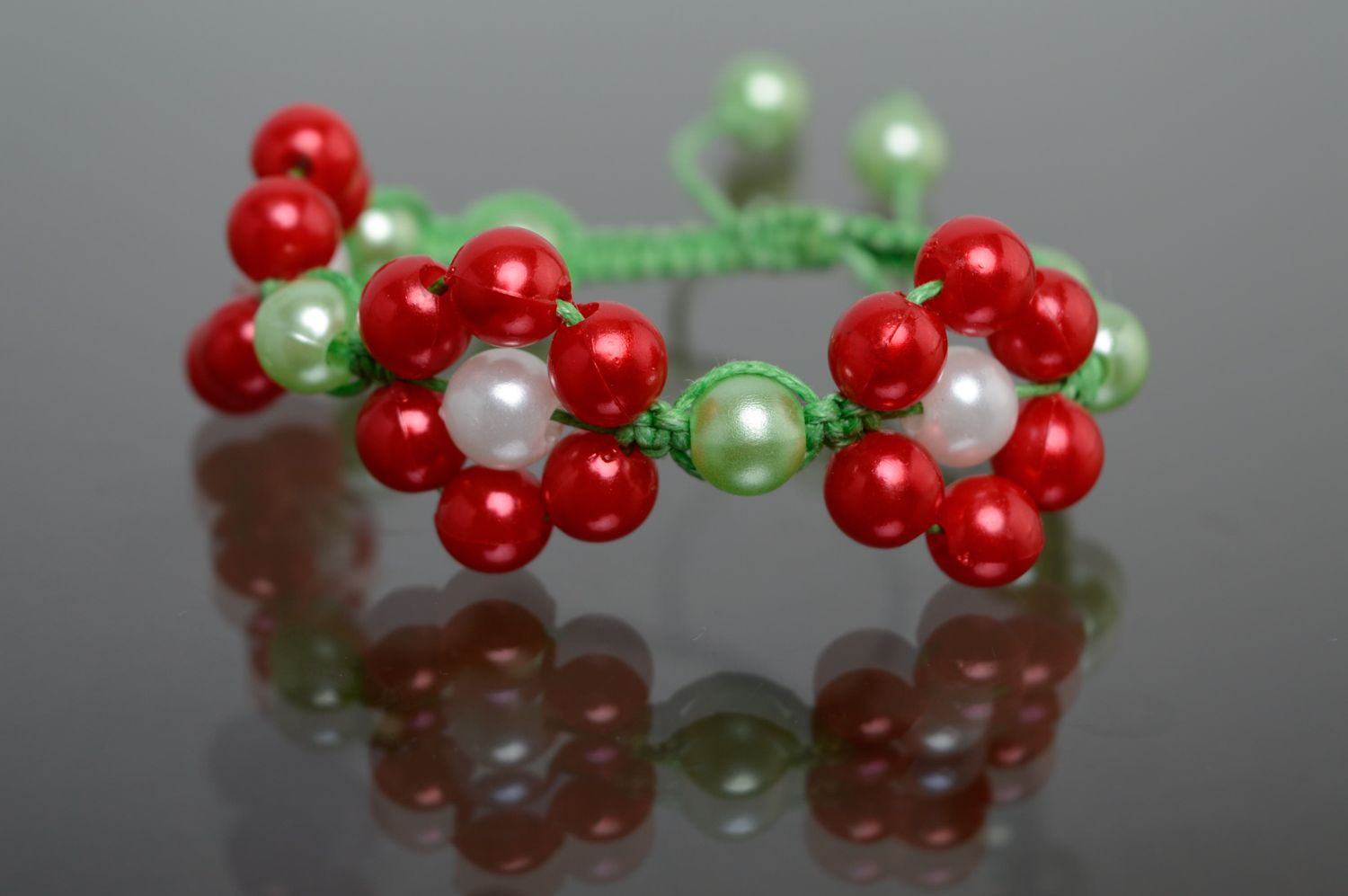 Makramee Armband aus Glasperlen rot grün foto 1
