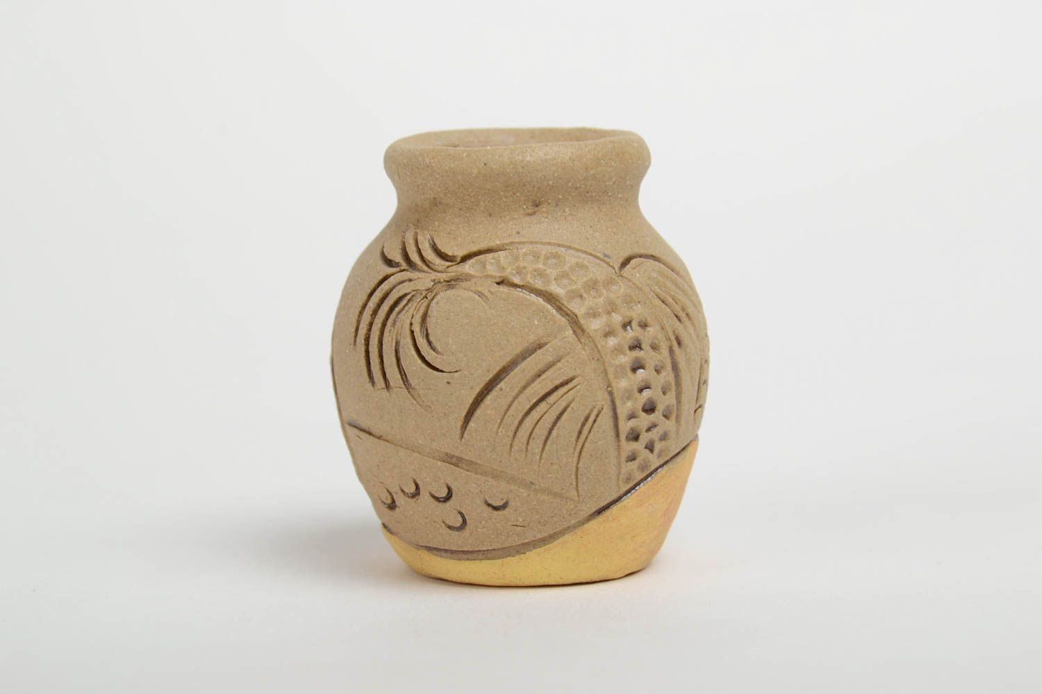Маленький декоративный глиняный кувшин с рельефным узором и росписью сувенирный фото 2
