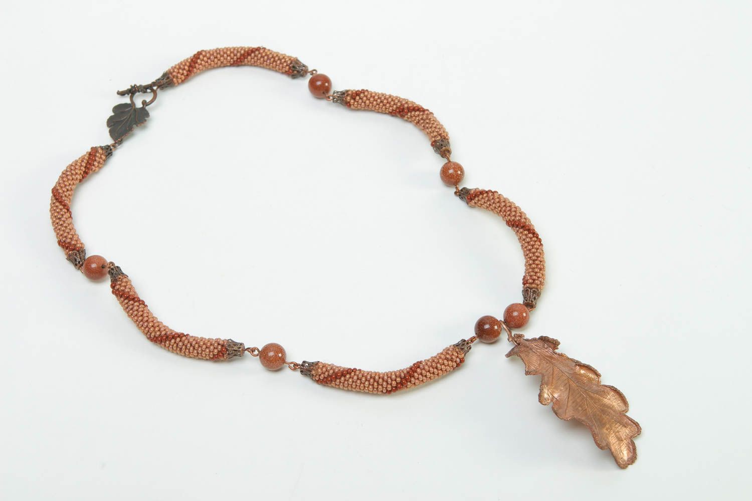 Колье из бисера украшение ручной работы коричневое ожерелье из бисера с листиком фото 3