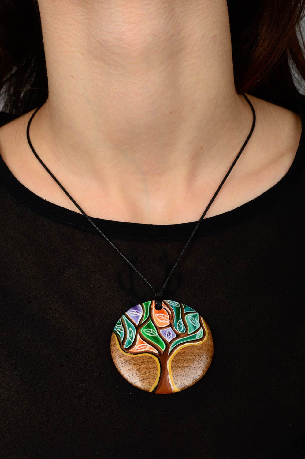 Аксессуар из дерева кулон ручной работы украшение на шею с росписью Дерево жизни фото 2