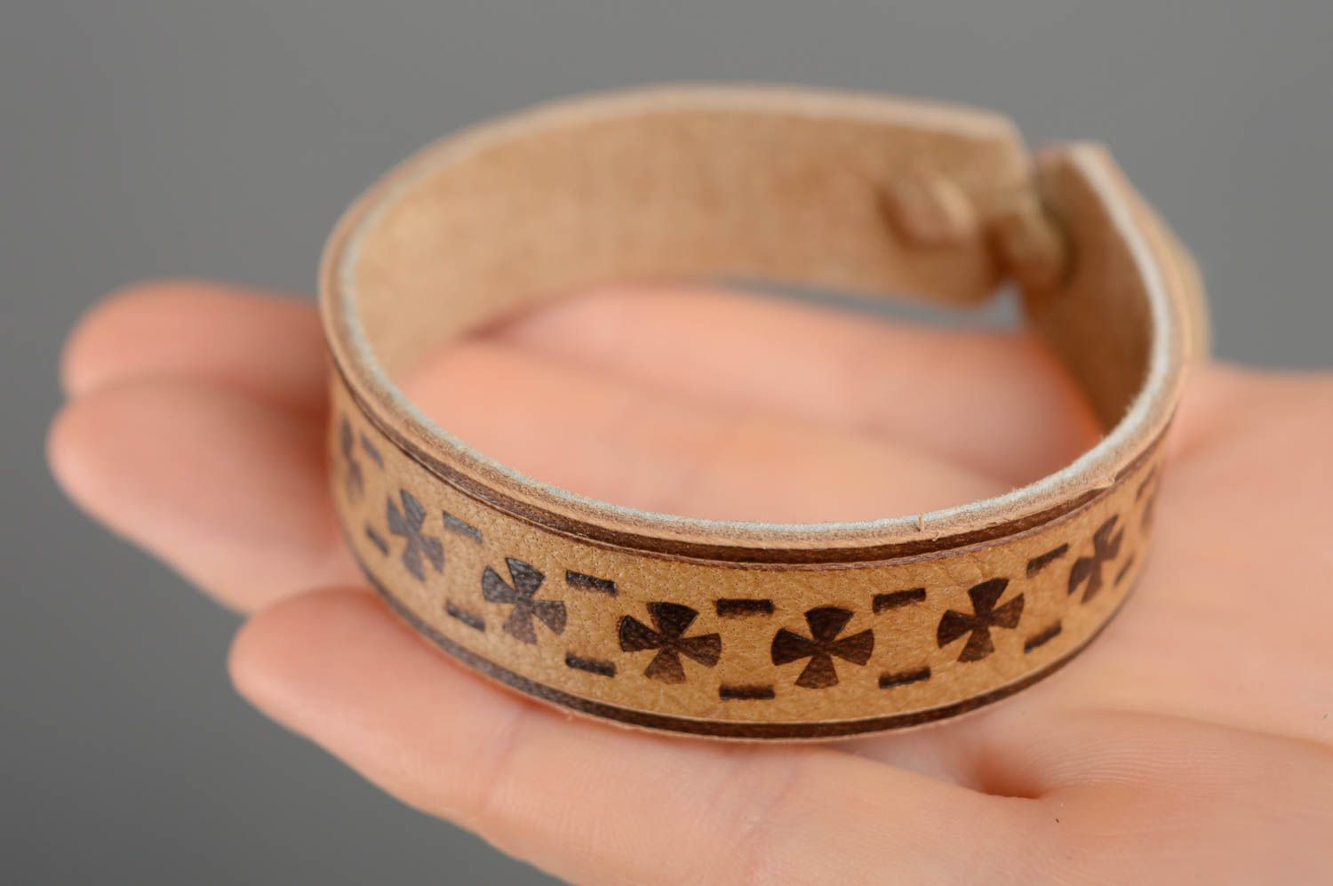 Bracelet en cuir naturel clair avec ornement fait main pour femmes et hommes photo 4