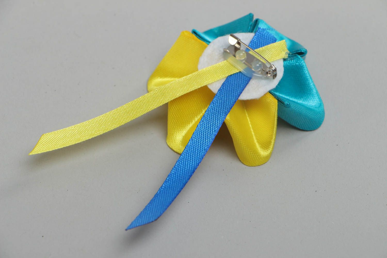 Broche artesanal de cintas de raso con forma de flor de colores amarillo y azul turquí  foto 4