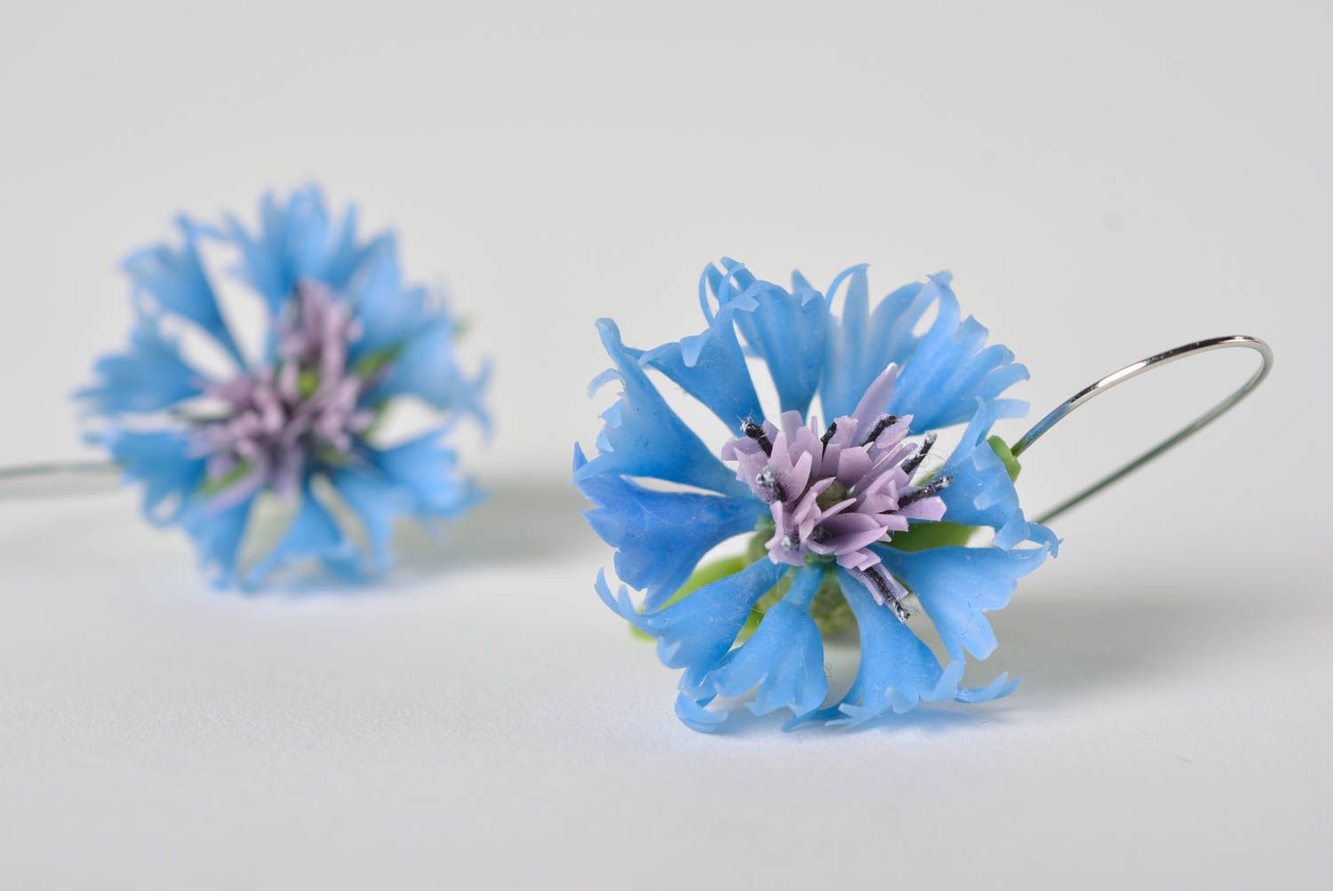 Handgemachte Ohrringe mit Blumen aus Polymerton mit Metallfurnitur Kornblumen foto 3