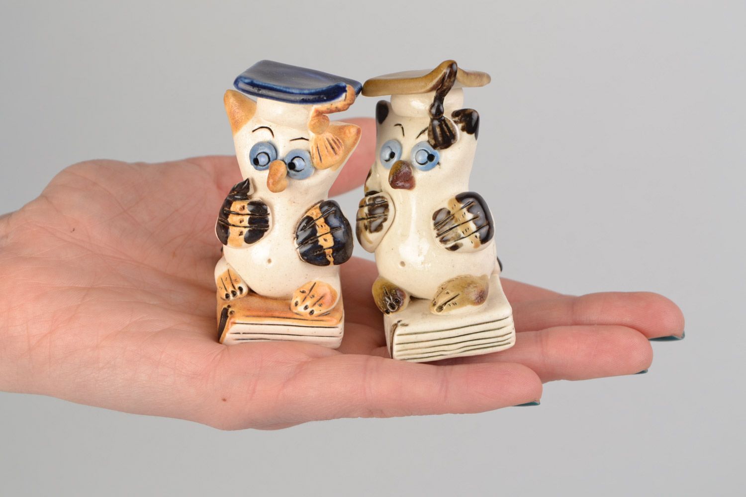 Set of 2 funny handmade glazed ceramic figurines of owls with graduate caps  photo 2