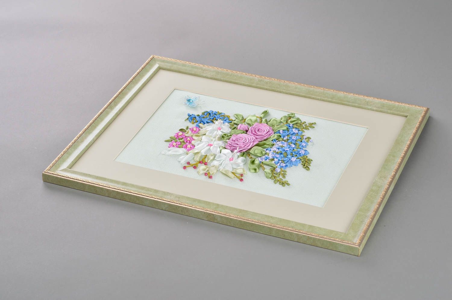 Картина вышитая атласными лентами в раме панно ручной работы Букет с розами фото 1