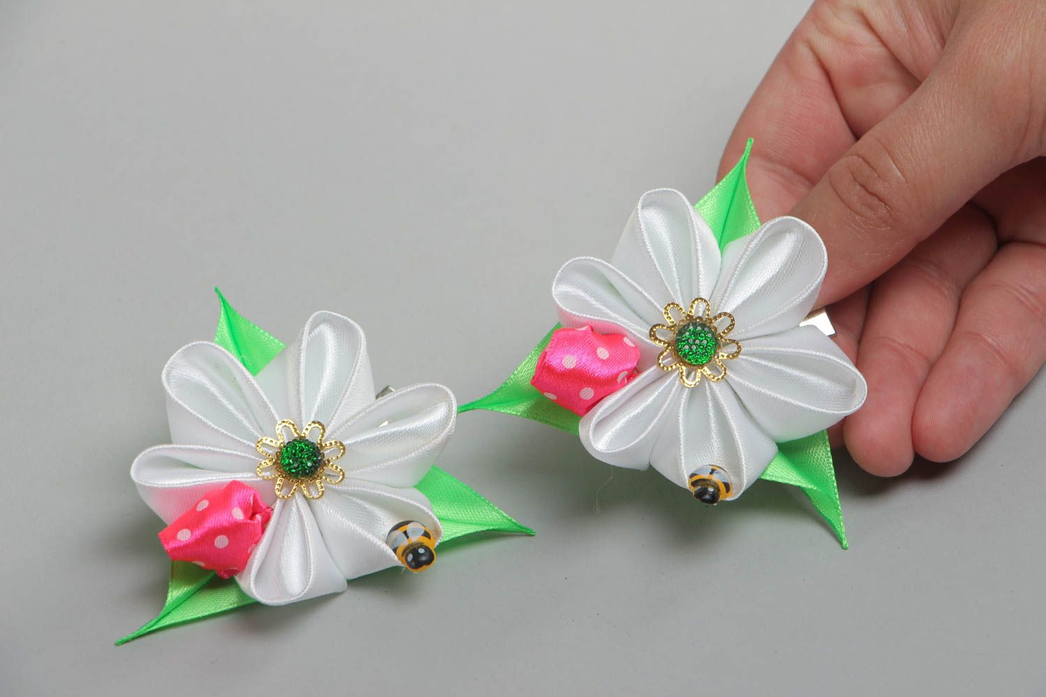 Set of handmade white satin ribbon flower hair clips 2 pieces for children photo 5