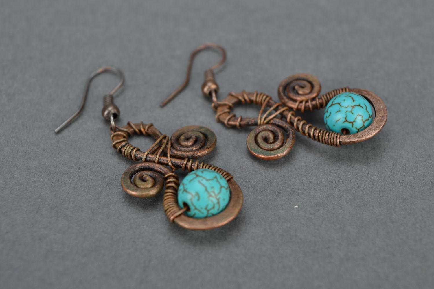 Boucles d'oreilles artisanales en bronze et turquoise photo 5