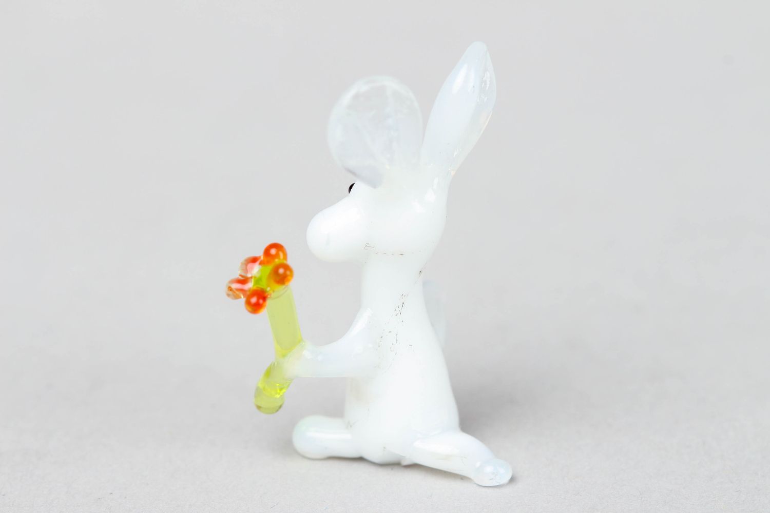 Фигурка из стекла лэмпворк в виде белого зайца ручная работа  фото 2
