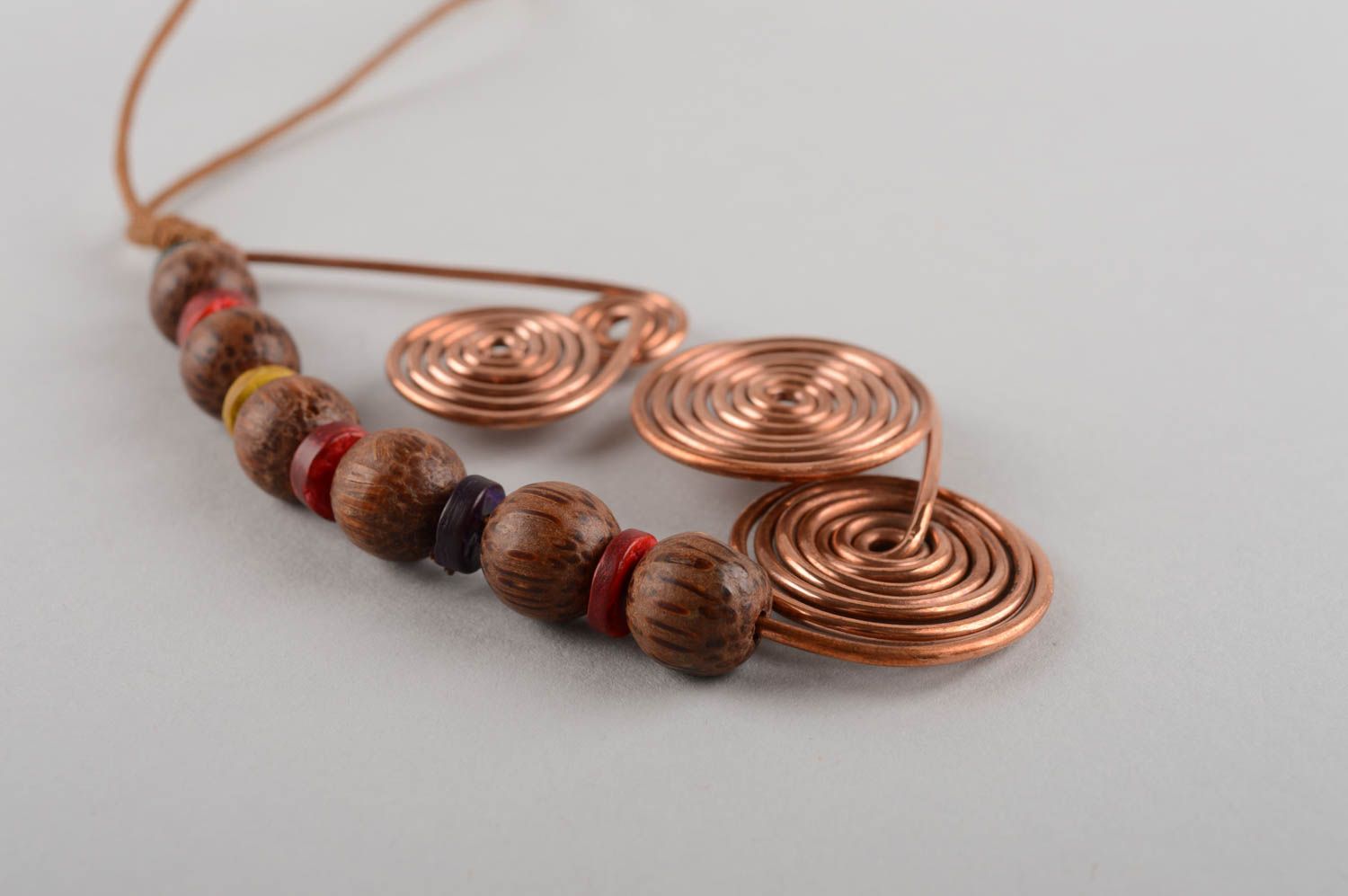 Colgante de cobre y madera hecho a mano en cordón bonito femenino foto 4
