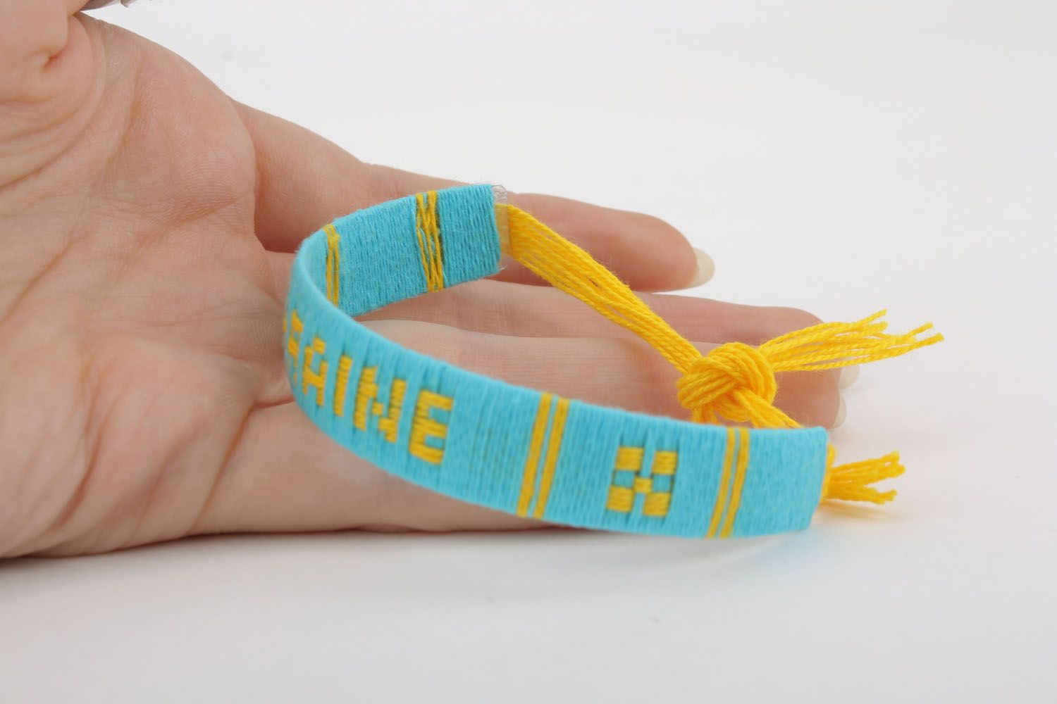 Geflochtenes Armband aus Fäden die Ukraine foto 4