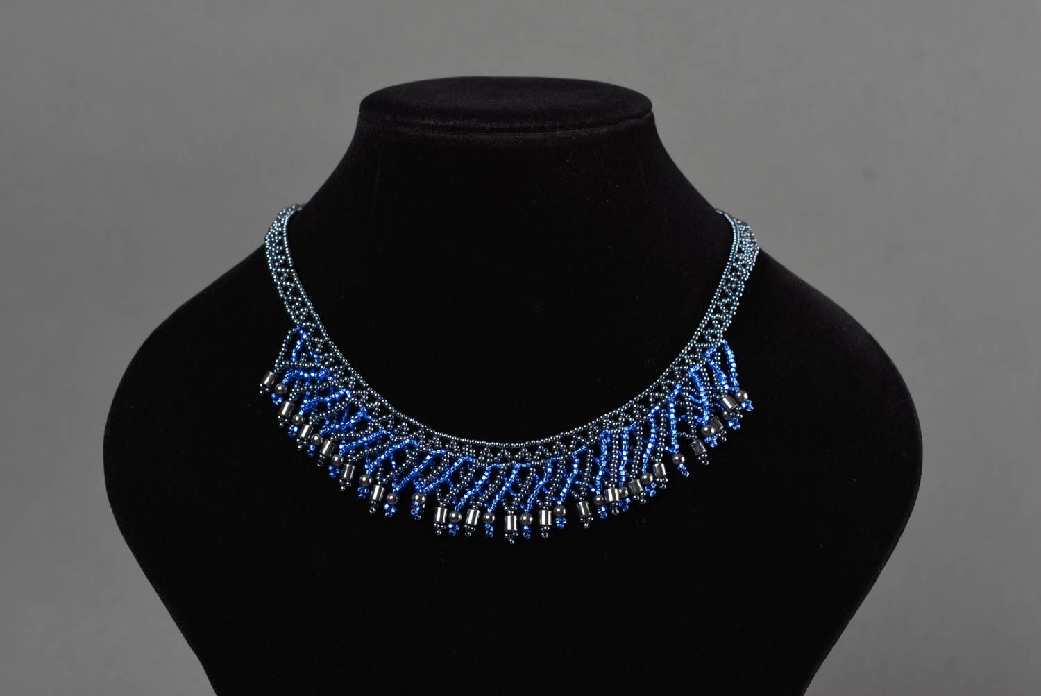 Ожерелье из бисера колье с натуральным камнем гематитом ручной работы сине-серое фото 2