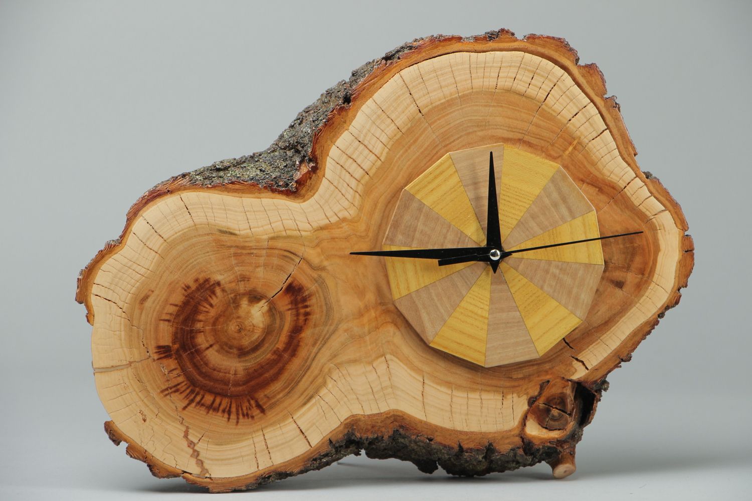 Reloj de madera artesanal foto 1