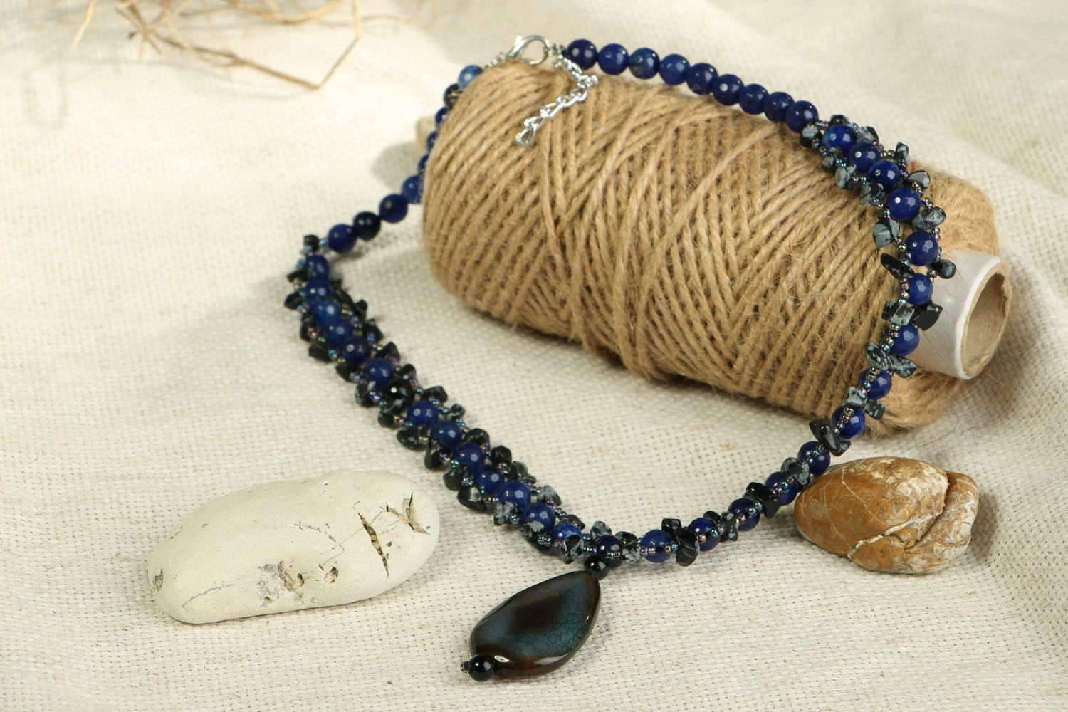 Collier fait main avec agate, lazulite et obsidienne photo 4