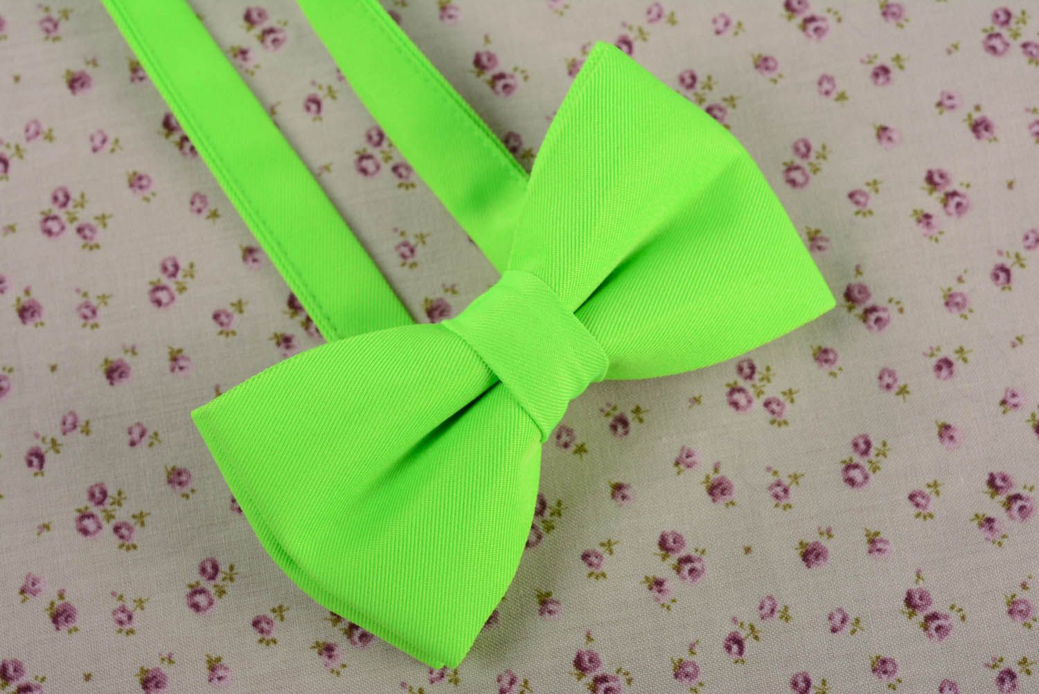 Bright green bow tie photo 3