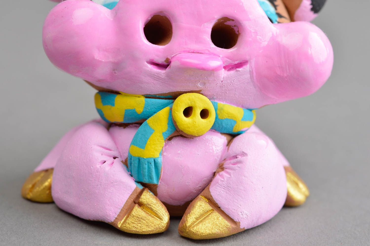 Керамический сувенир ручной работы свинка в желто-голубом шарфе в кепке фото 4