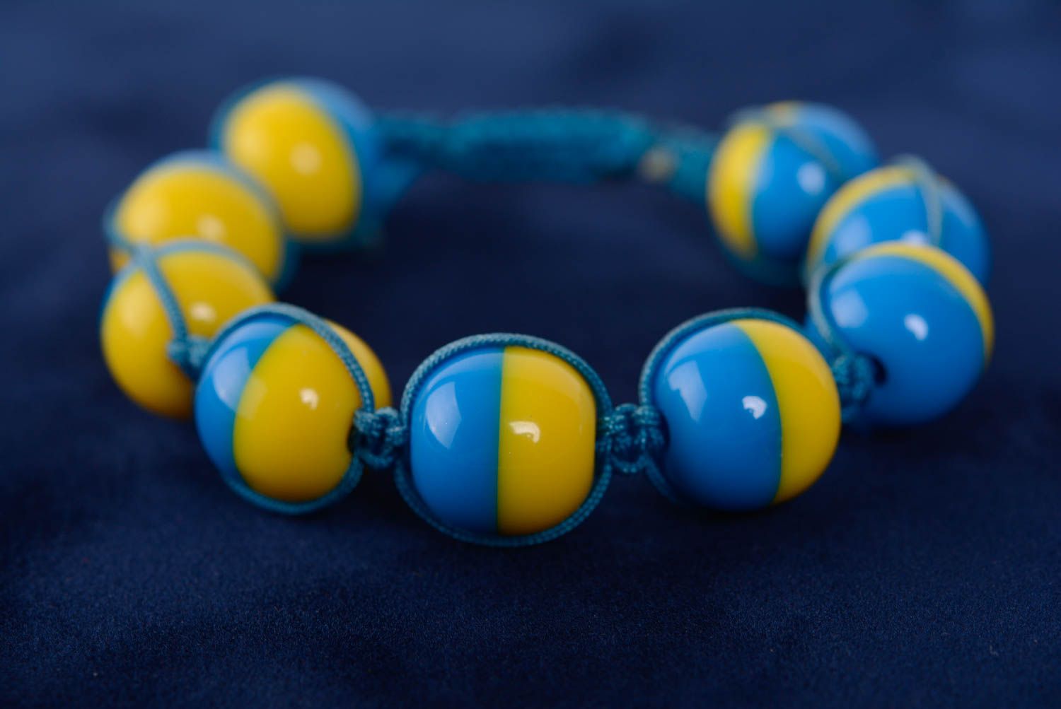 Künstlerisches dünnes buntes Armband aus Plastik und Schnur in Blau und Gelb foto 3