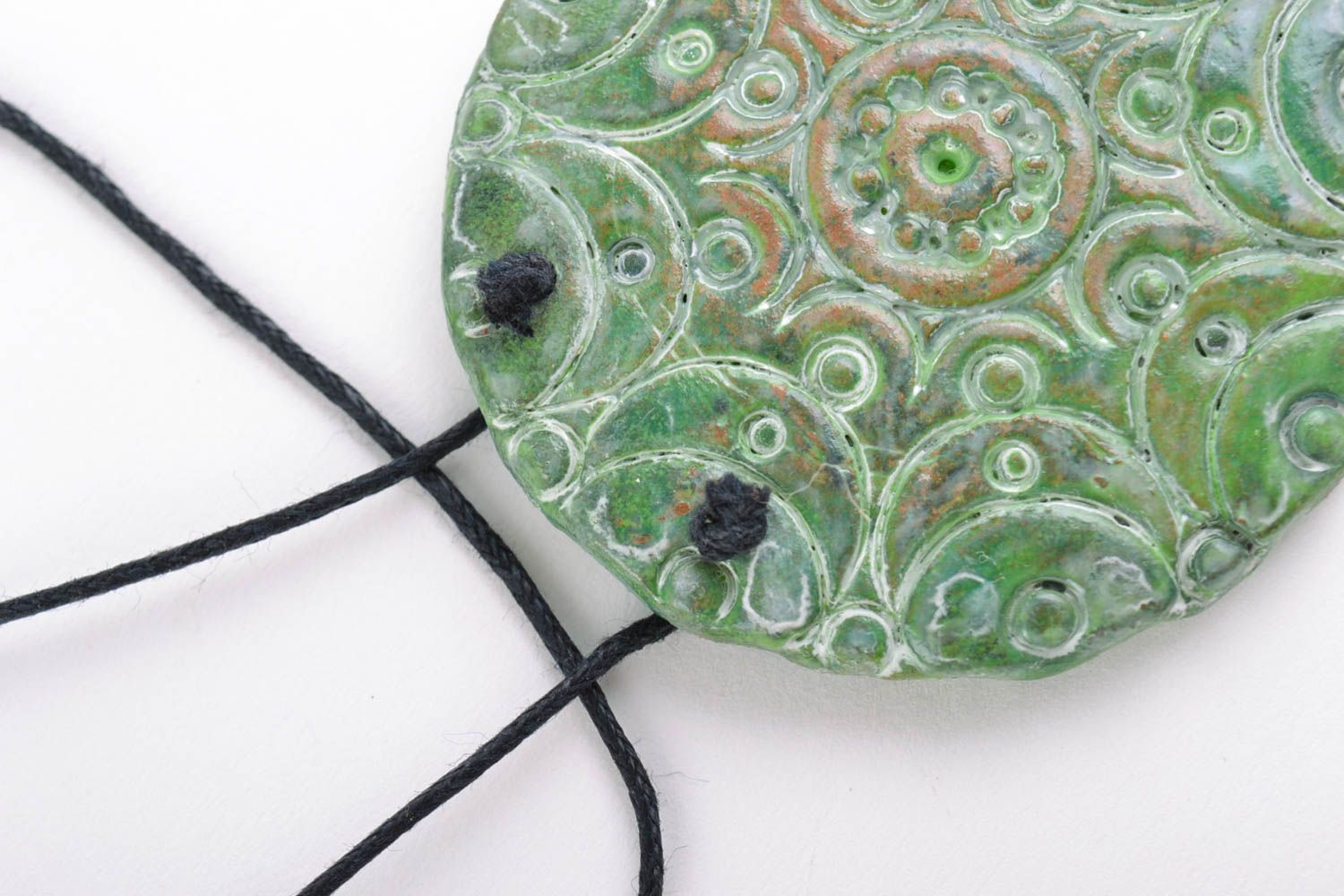 Pendentif en argile fait main ethnique design original rond vert avec motif photo 4
